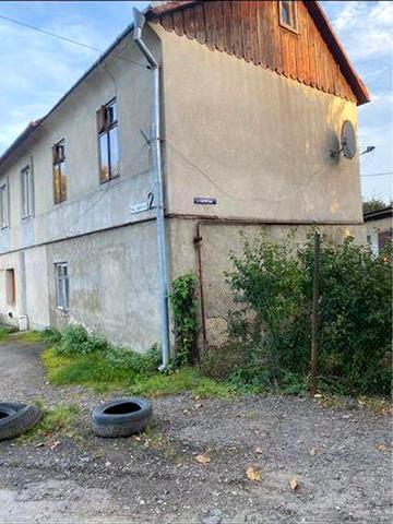 Однокімнатна квартира без ремонту(без води та каналізації. Зі зручностей-світло та газ)