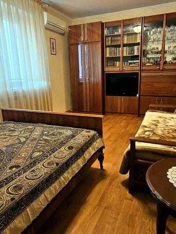 Гришко,8. Квартира 40кв.м. поруч з метро Позняки та ТРЦ Аладдін.