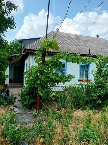 Продам будинок та пів будинку