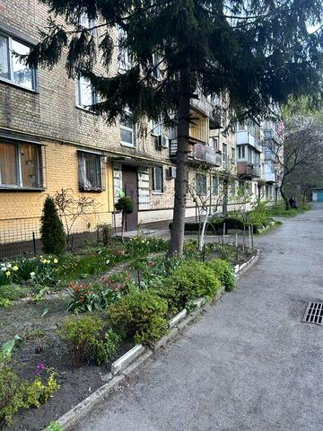 Кирилівська 99 , однокімнатна квартира с ремонтом.