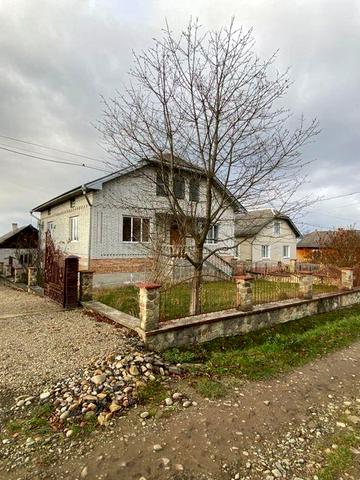 Цегляний Будинок з ділянкою