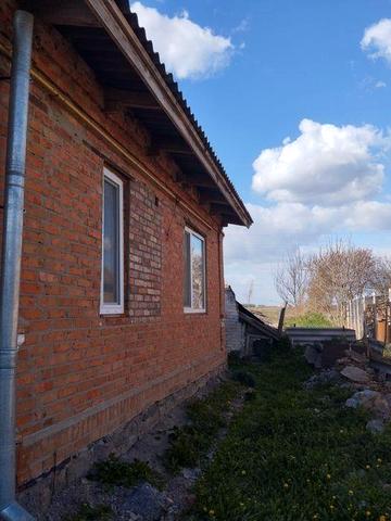 Продаж будинку зі зручностями неподалік річки