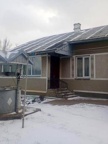 Продаю свій будинок  в смт Підпечери Івано Франківської обл.Будинок знаходиться в центральній частині села,на території є будинок та літній будиночок