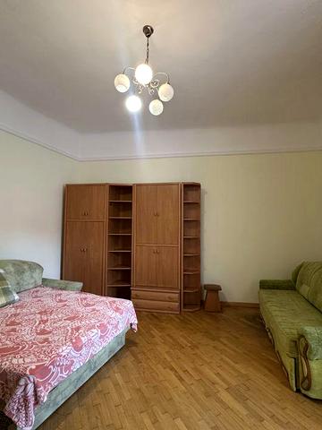 Продам 2 кімнатну квартиру в центрі  (старий фонд)