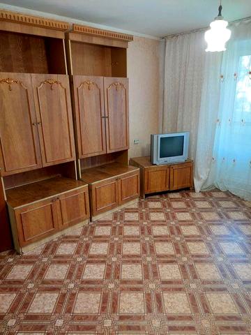 Сдаю однокомнатную квартиру в Октябрьском (ул.Олега Ольжича ).