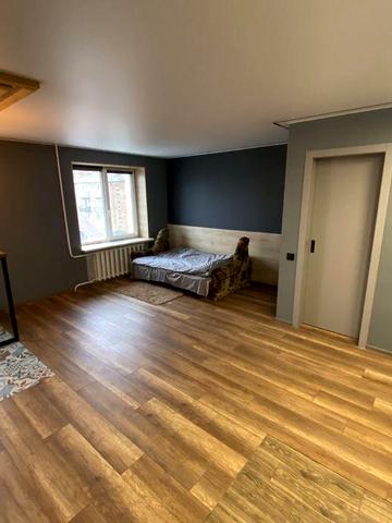 Продаеться 2 кiмнатна квартира ,в центрi м.Глухiв вул.Терещенкiв 55