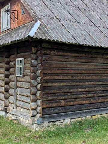 Будинок на березі річки Рибниця.