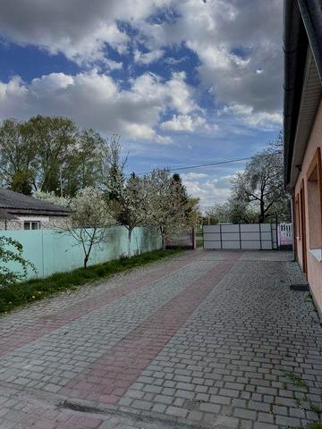 Продається просторий будинок в центрі селища Голоби