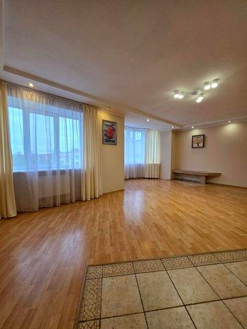 3 Кімнатна квартира 145 м з гаражем центр вул Стрілецька