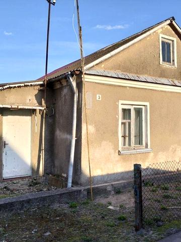 Половина будинку з фундаментом під добудову