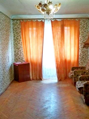 Однокімнатна квартира біля будинку культури