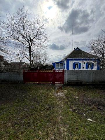 Продам житловий будинок в Драбові , Золотоніського району . Будинок розташований у тихому та зручному місці