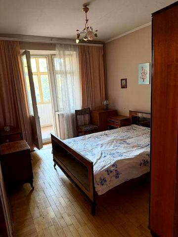 Продається простора 2-к кв. (чешка) по вул. Небесної Сотні ЖК Обкомівський будинок