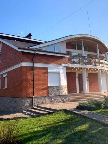 Вишуканий маєток у мальовничому місці із затишним садом, озером та басейном.