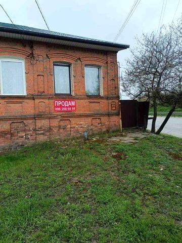 Продам будинок в м.Валки Харківської області на першій лінії траси Харків-Київ  з гарним видом на міський ставок
