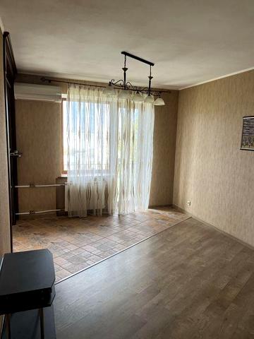 У продажу 2 кімнатна квартира на Героів Харкова (сталінка) з капітальним ремонтом.
