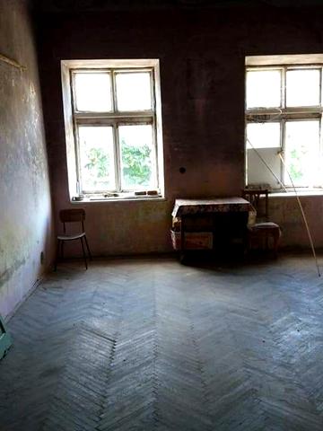 Власник. Прод 1 кім  кварт 35 м2 Стрий вікна виходять на Майдан Ринок Приват Банк