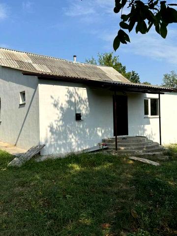 Будинок у тихому селі біля Жмеринки.Чисте повітря, спокійна атмосфера та хороші сусіди.