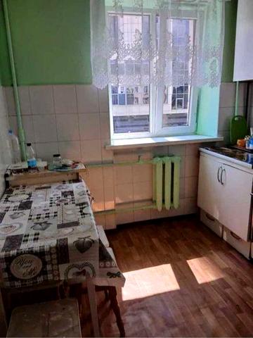 Двокімнатна поруч з метро Либідська, є газ!