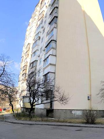 Трикімнатна квартира, на березі озера.