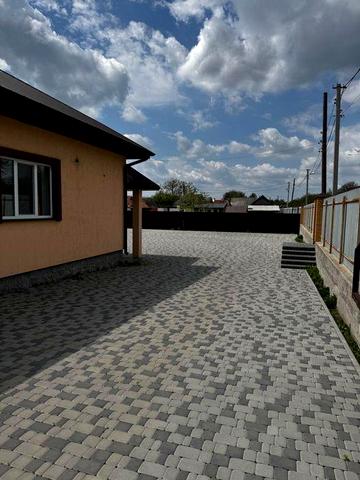 Здається затишний сучасний будинок з великою територією та зручним заїздом.