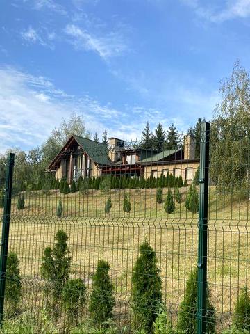 Продається будинок з бруса з двома басейнами та зі своїм озером.