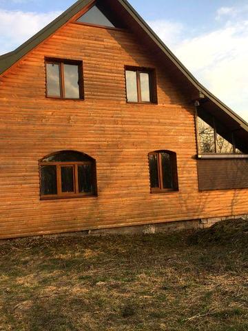 Дачний будинок недалеко біля лісу та річки