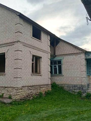 Будинок з господарськими будівлями