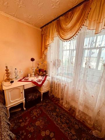 Продається 4-ох кімнатна біля школи номер,5 у м.Новий Розділ.