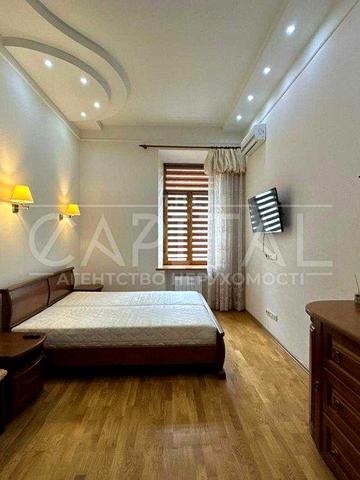 Stylish Apartment in the Heart of Kyiv — Passage, Khreshchatyk 15A. 72м2 A LOT OF STORAGE SPACE!!! Квартира в самому Пасажі, Хрещатик 15А.