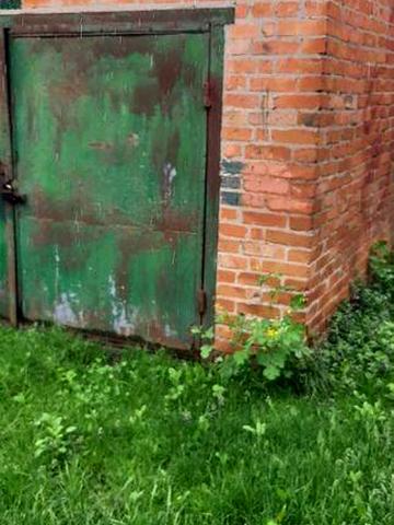 Трьохкімнатна квартира з індивідуальним опаленням, цегляним гаражем, сараєм та погрібом