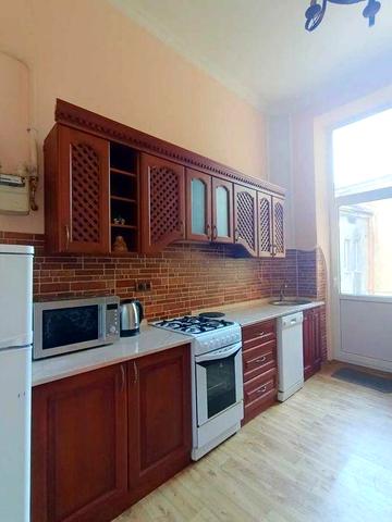 Велика 2 кімнатна квартира, центр, вул Ш Руставелі! Є все необхідне!
