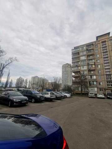 3 окна фасад, рядом новая почта, Оболонь, Озерная 28 , метро
