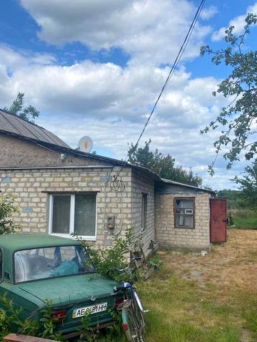 Продається міцний та просторий будинок .