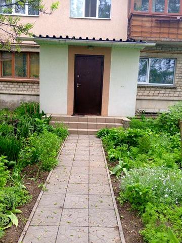 Продам квартиру в районі управління.З окремим входом,та меблями