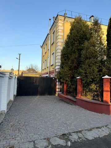 Продам частину будинку з сучасним ремонтом, власною озелененою територією та гаражем