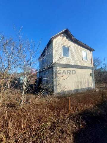 Садовий будинок біля лісу та річки
