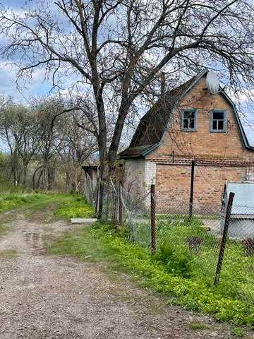Продається будинок та земельна ділянка.