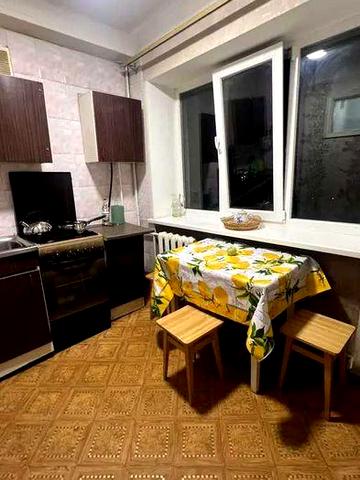Здається 2х кімнатна квартира в центрі. Можна на місяць.