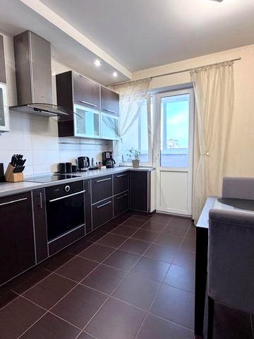 Без% Троєщина. Градинська, 3. Продаж 3-к. 96м2. Біля ТРЦ Район.