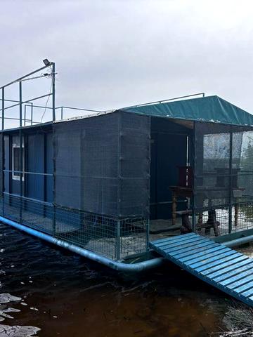 Домік на воді,на плаву,фасад залізний,в середині пінопласт оббитий вагонкою
