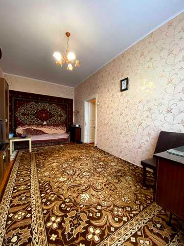 Продам  затишну  1 кім. 1/2 цегла  37 м2 в районі Круга