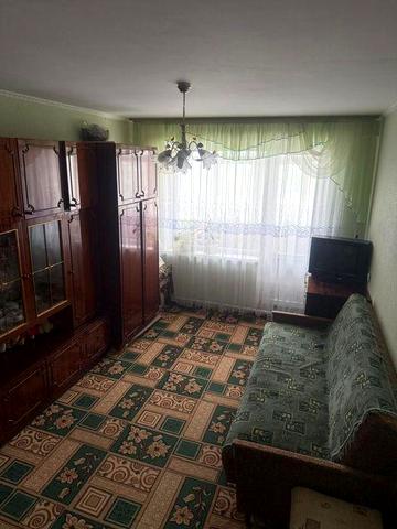 1 кімнатна квартира, у м. Жмеринка вул. Будівельників 9, район "Сектор", поверх 8/9, внутрішня, тепла, затишна, повністю придатна до проживання..