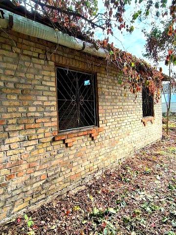 Продам дерев`яний будинок з новою будівлею на ділянці.Від Києва 48км.
