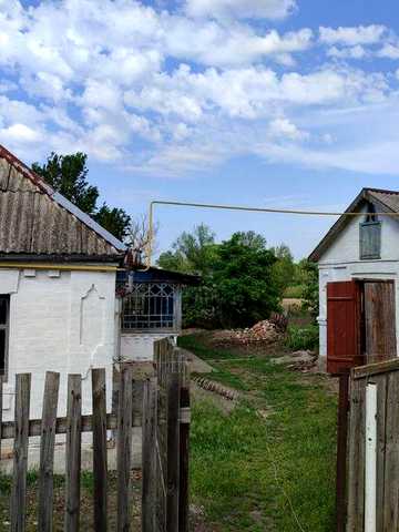 продається будинок біля річки