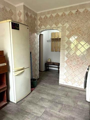 Продаю 3-х кімнатну квартиру 72 кв.м., гарний стан, метро  Академмістечко. Терміново!