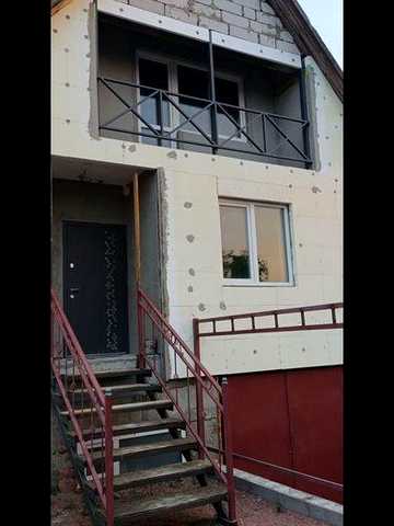 Будинок з цокольним поверхом, єОселя