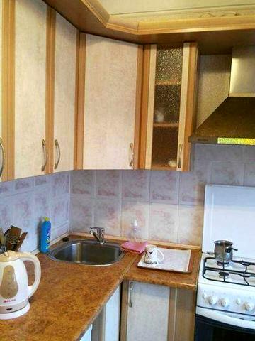 Соломенский  рынок ,ул. Григория Кочуры  3, ареда 1 ком 34 м цена 13500 грн