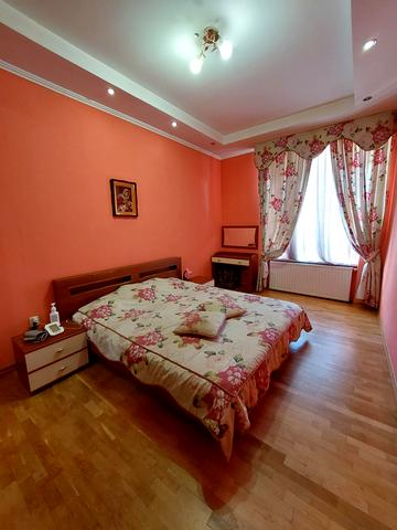 Вʼячеслава Чорновола просп. (), 15