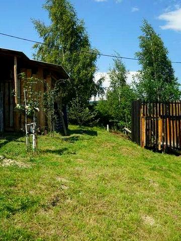 Будинок знаходиться на центральній дорозі (Пістинська), навпроти Косів